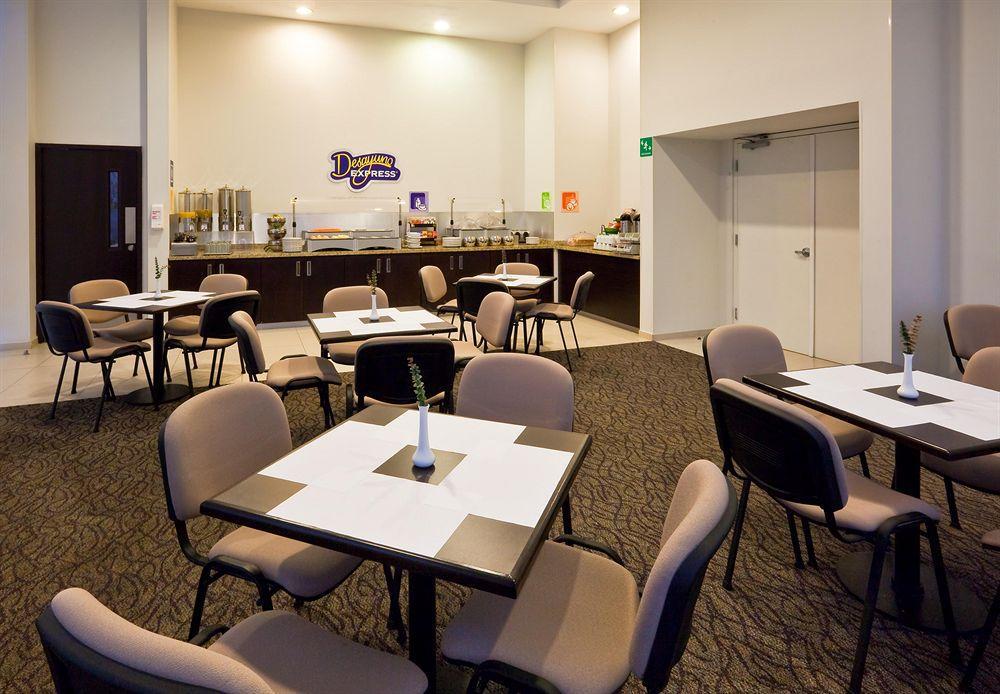 Holiday Inn Express Guadalajara Iteso By Ihg Zapopan Restaurant bilde